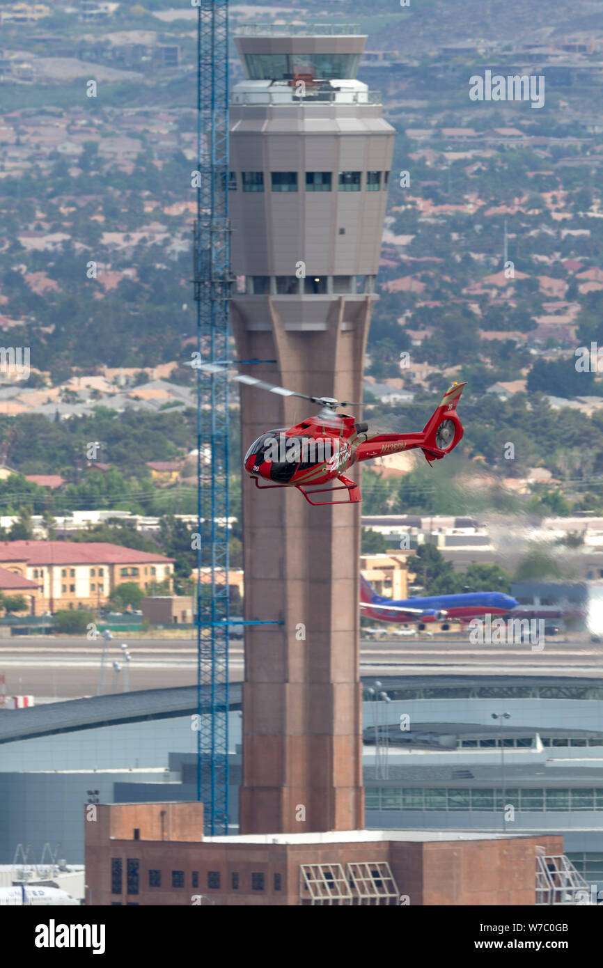 Papillon Grand Canyon Helicopters Eurocopter EC-130 elicottero con partenza dall'Aeroporto Internazionale McCarran Las Vegas su un volo turistico per i turisti Foto Stock
