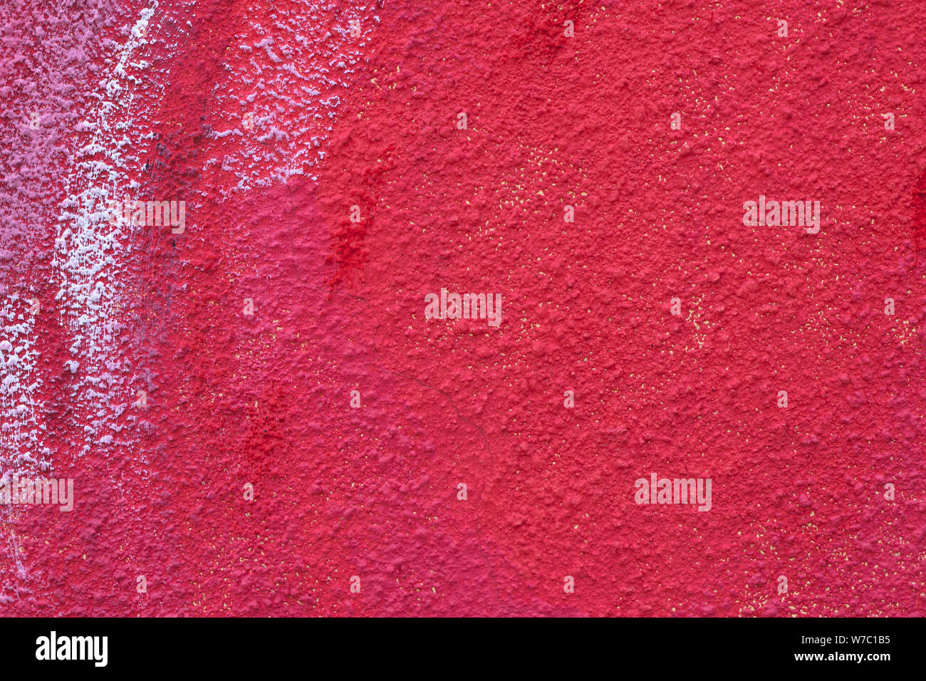 Rosso ruvida parete in calcestruzzo con macchie di vernice. Vecchio cemento incrinato texture. Superficie di stucco. Grunge background. Copia dello spazio. Carta moderna arte close-up. Foto Stock