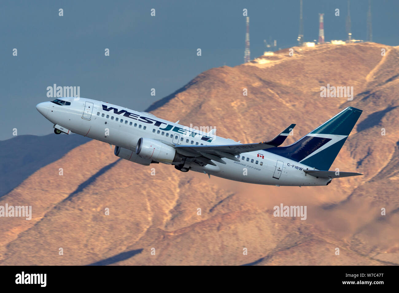 WestJet Boeing 737 aereo commerciale aeromobili in fase di decollo dall'Aeroporto Internazionale di McCarran di Las Vegas. Foto Stock