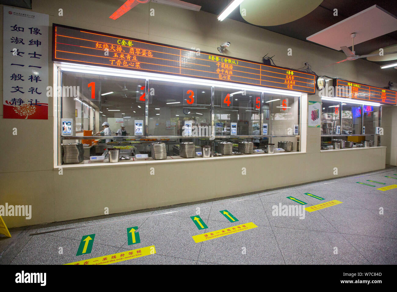 Vista del riconoscimento facciale macchine installate per facilitare agli studenti di pagare i loro pasti in mensa al n. 11 Middle School di Hangzhou, e Foto Stock