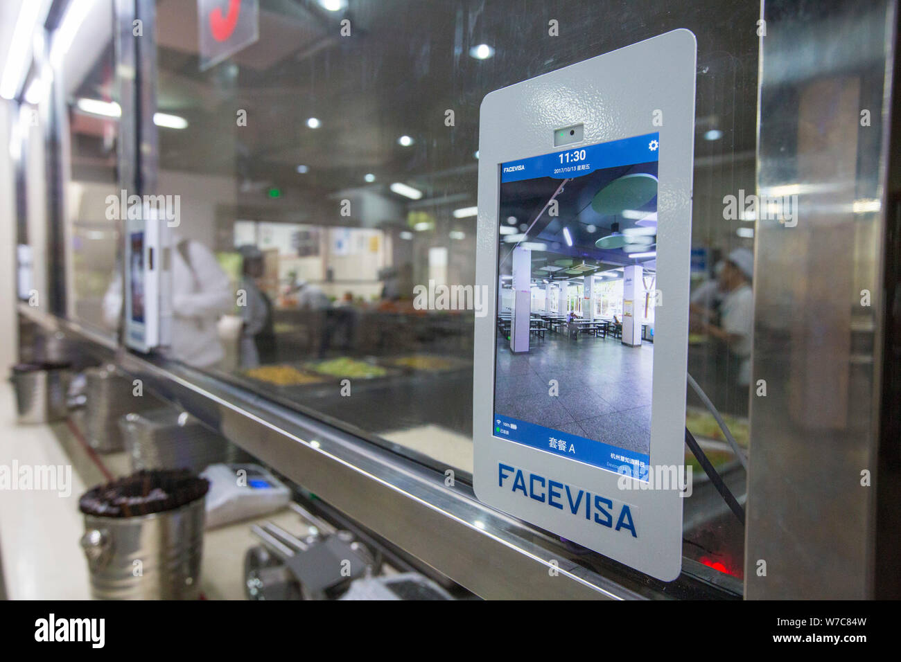 Vista di un riconoscimento facciale macchina installata per facilitare agli studenti di pagare i loro pasti in mensa al n. 11 Middle School di Hangzhou, Foto Stock