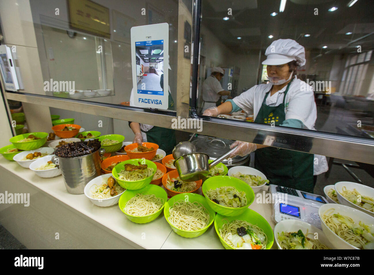 Vista di un riconoscimento facciale macchina installata per facilitare agli studenti di pagare i loro pasti in mensa al n. 11 Middle School di Hangzhou, Foto Stock