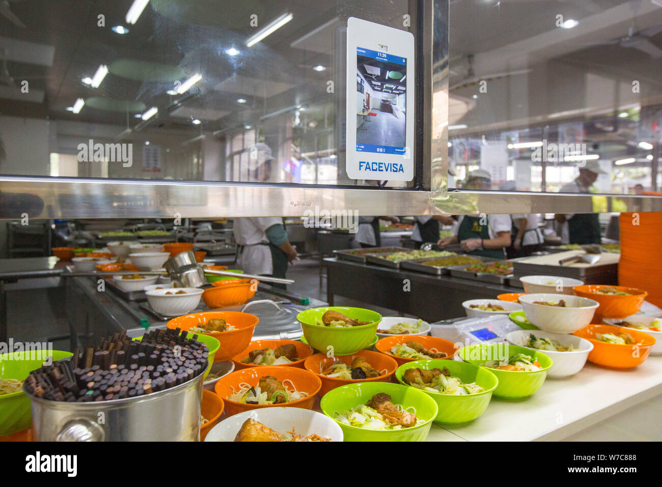 Vista di un riconoscimento facciale macchina installata per facilitare agli studenti di pagare i loro pasti in mensa al n. 11 Middle School di Hangzhou, Foto Stock