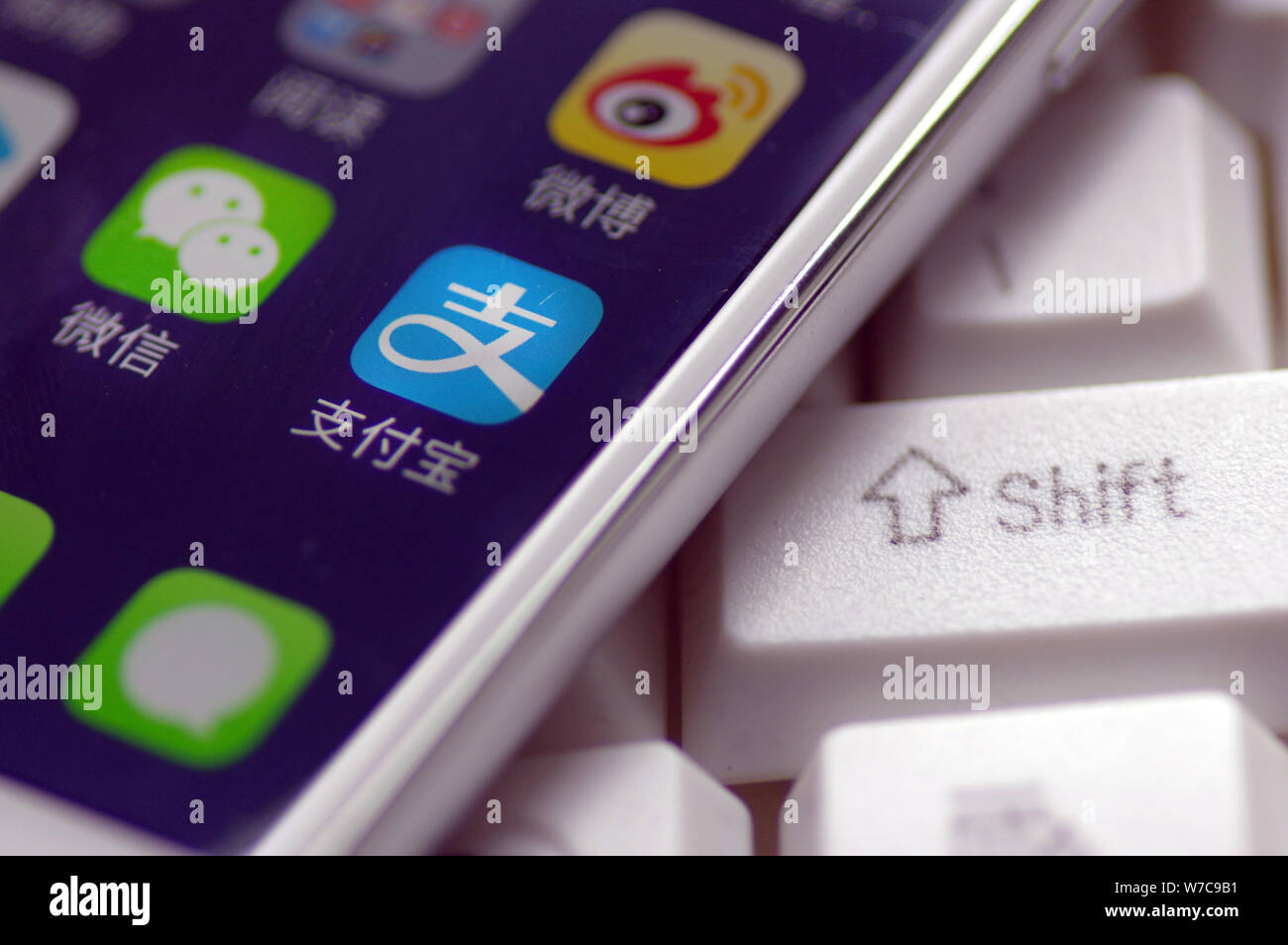 --FILE--un cinese utente del telefono mobile mostra le icone delle app di messaggistica Weixin o WeChat, di Tencent e il mobile app Alipay, il pagamento online Foto Stock
