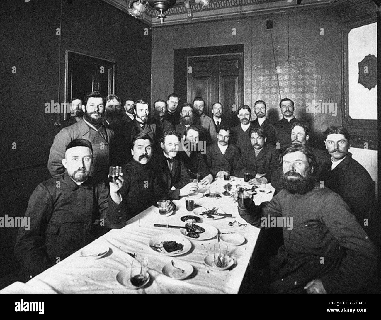 Un gruppo di deputati della Duma secondo, 1907. Artista: Anonimo Foto Stock