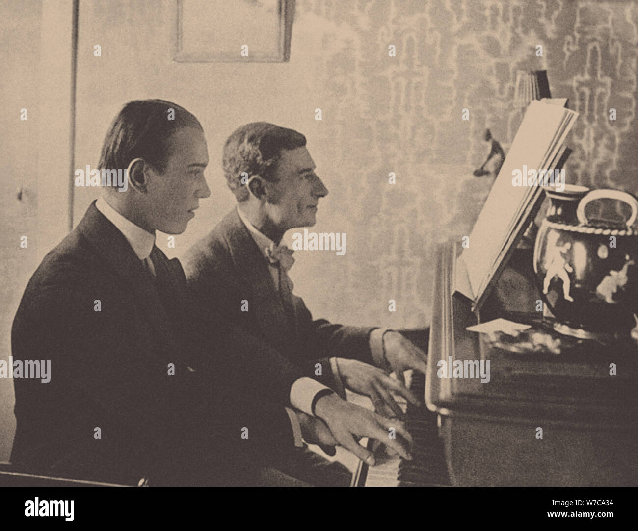 Nijinsky e Maurice Ravel al pianoforte gioca un punteggio da Daphnis et Chloe, 1912. Artista: Anonimo Foto Stock