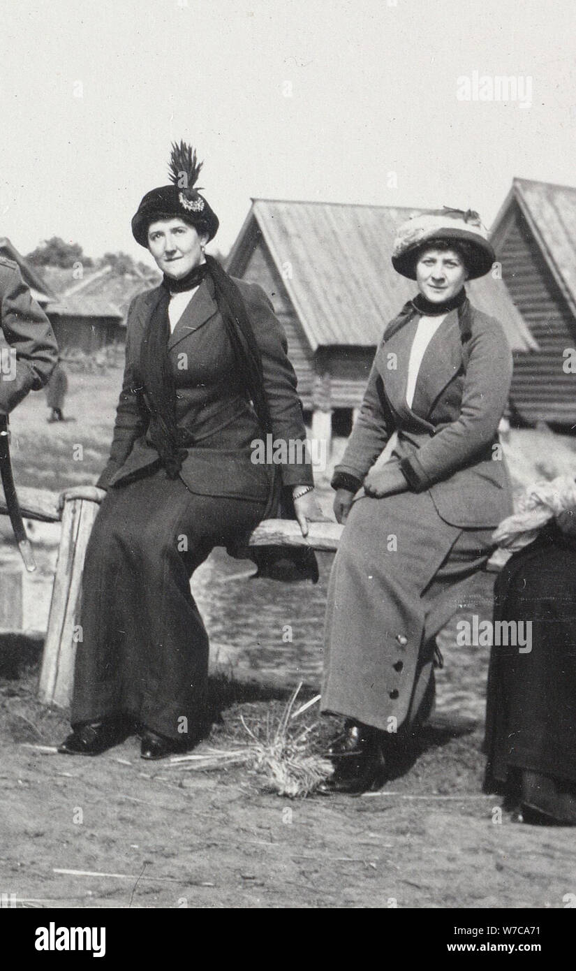 Maria Evgenyevna Golovina, segretario di Rasputin (destra) e Julia Alexandrovna Den, 1912-1913. Artista: Anonimo Foto Stock