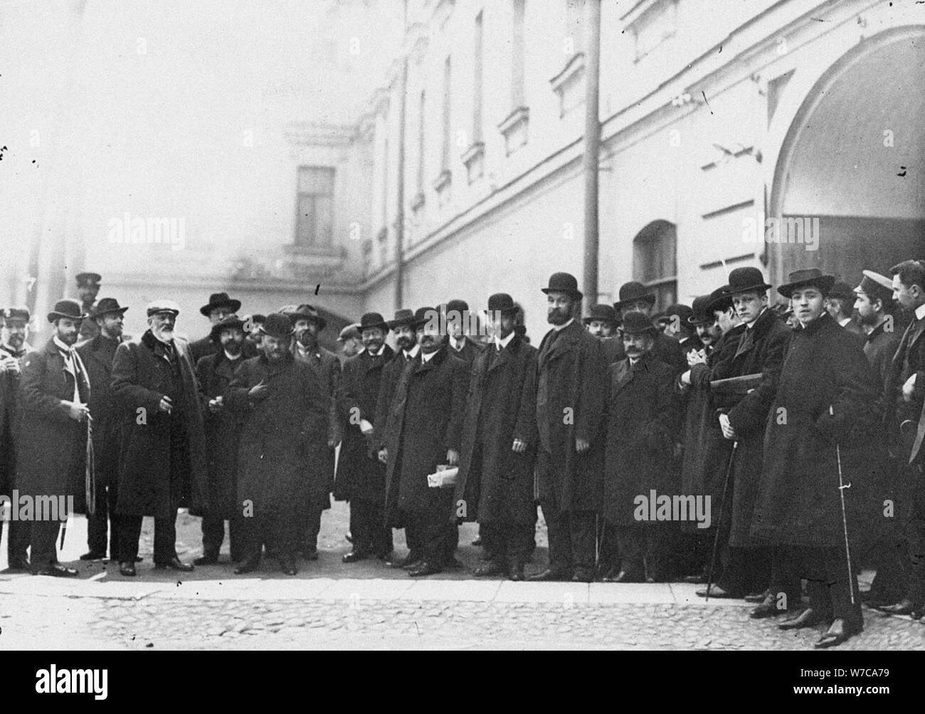 I deputati della Duma prima firmato il Vyborg appello dinanzi al carcere, 1906. Artista: Anonimo Foto Stock