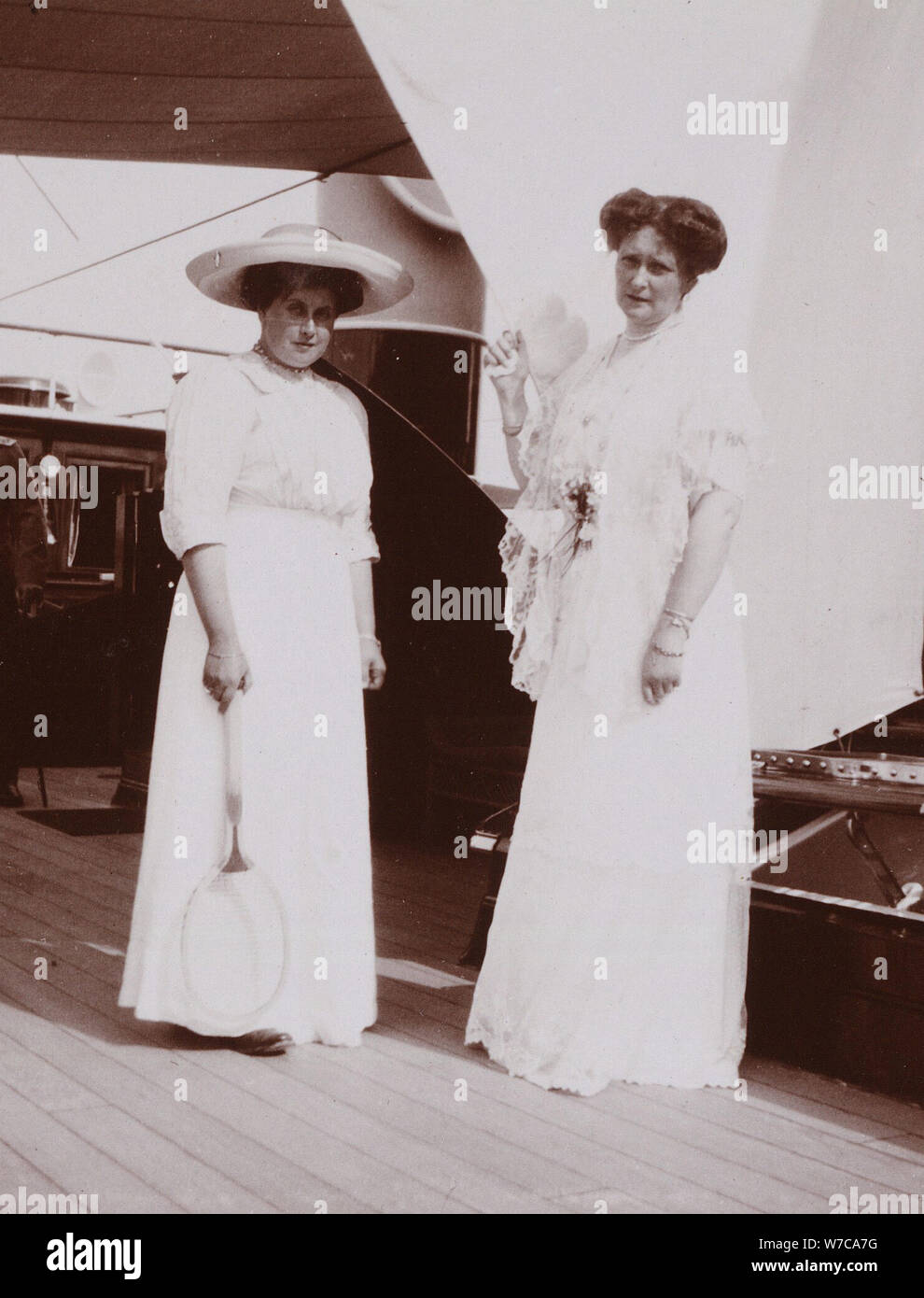 Anna Alexandrovna Vyrubova (sinistra) con l'imperatrice Alexandra Fyodorovna della Russia, 1912-1913. Artista: Anonimo Foto Stock