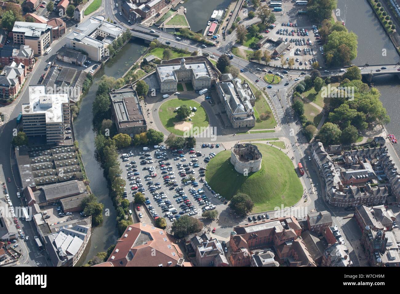 York Castello, la Torre di Clifford, Court House ed ex carceri, York, North Yorkshire, 2014. Creatore: Storico Inghilterra fotografo personale. Foto Stock