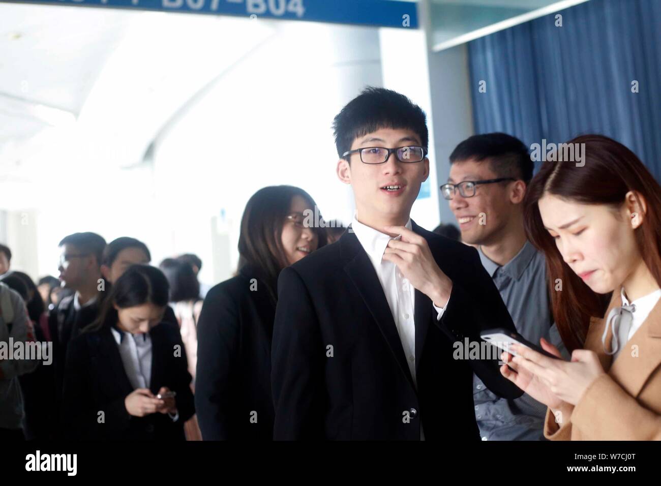 Il Cinese in cerca di lavoro in coda fino ad avere un colloquio con intervistatori in cerca di occupazione nel settore finanziario a una fiera del lavoro in Cina a Shanghai, 16 Ottobre Foto Stock