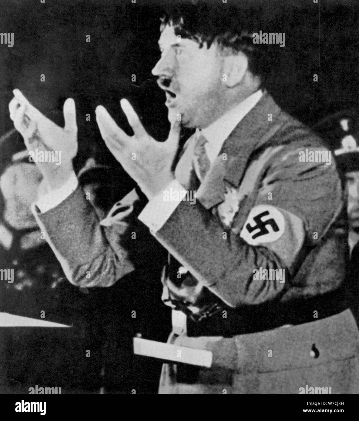 Adolph Hitler Affrontare un rally, c1930s. Artista: sconosciuto Foto Stock