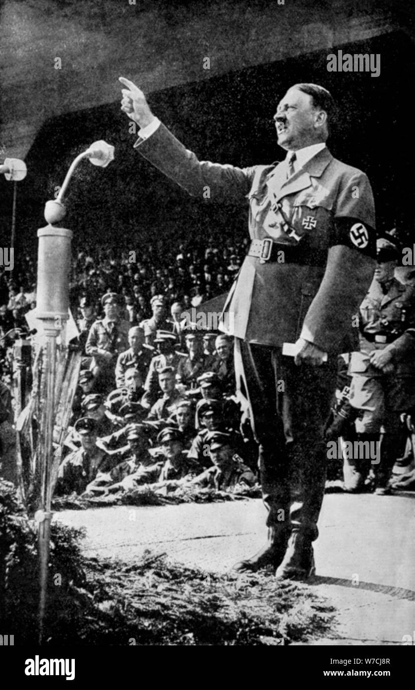 Adolf Hitler Affrontare un rally, c1930s. Artista: sconosciuto Foto Stock