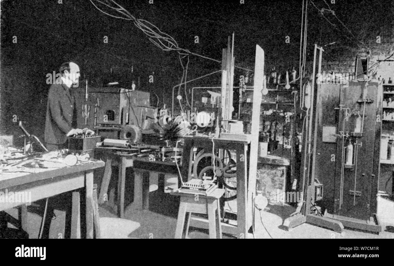 JJ Thomson, British fisico, al lavoro nel Laboratorio Cavendish di Cambridge. Artista: sconosciuto Foto Stock