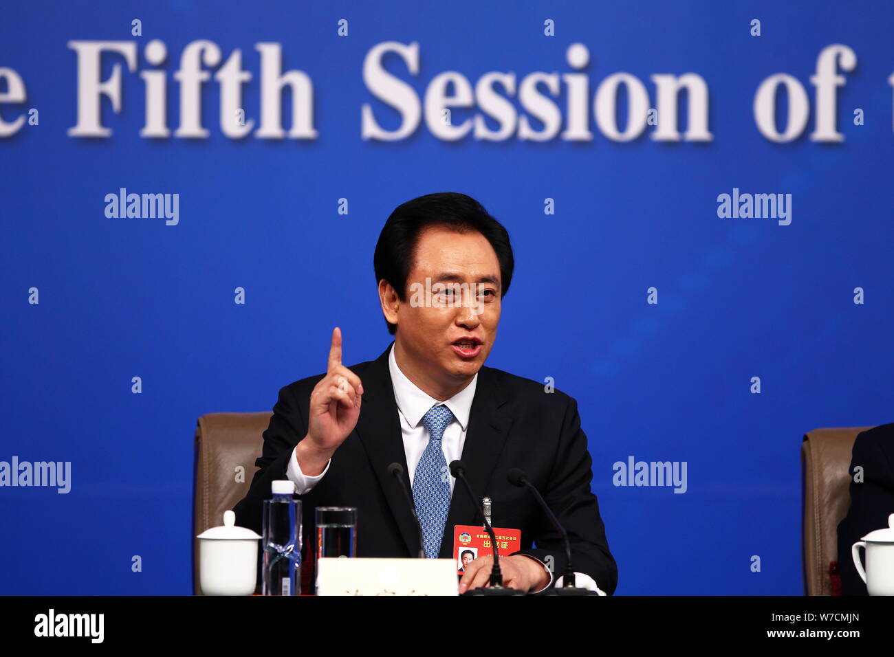 --FILE--Xu Jiayin (Hui Ka Yan), presidente del gruppo Evergrande, partecipa a una conferenza stampa per la quinta sessione del XII Comitato nazionale del C Foto Stock