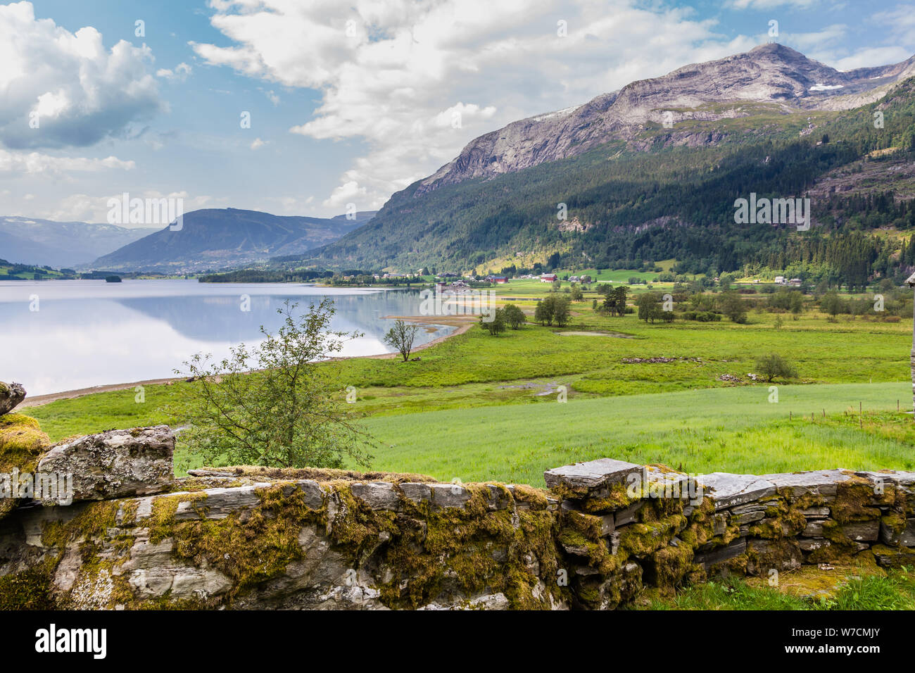 Lago di montagna paesaggio vicino a Voss in Norvegia Foto Stock
