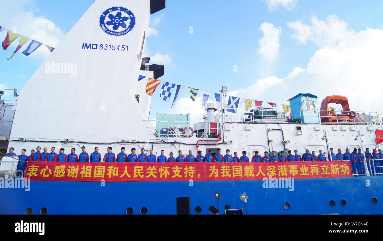 Gli scienziati pongono dopo la nave madre, Tansuo-1, portante della Cina di seconda presidiati sommergibili 'Shenhai Yongshi' (Deep Sea Warrior), che tornato da Foto Stock