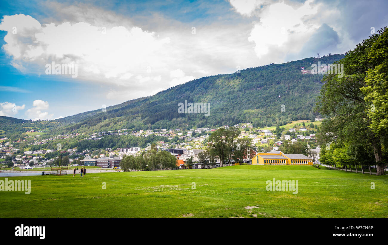 Vista panoramica della città Voss, Hordaland nel cuore di Fjord Norway tra il famoso fiordi Sognefjord e Hardangerfjord Foto Stock