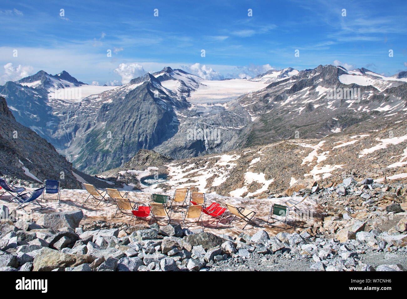 Vista panoramica delle Dolomiti italiane dal Passo Paradiso. Rocciosi e paesaggio innevato su 3000 m Foto Stock