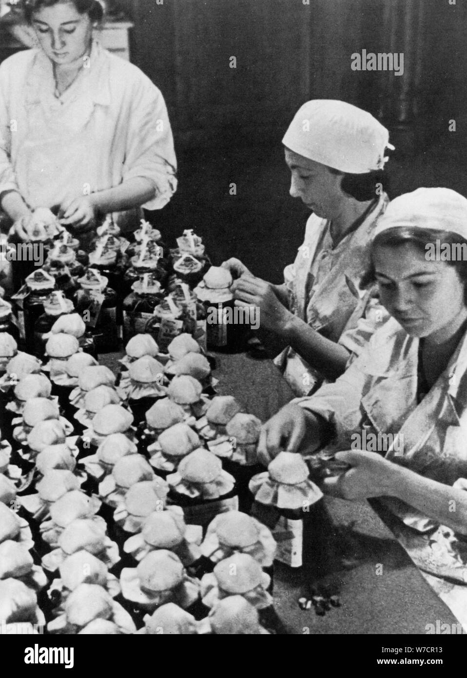 Donne palloni di tenuta delle donazioni di sangue, la II Guerra Mondiale, Mosca, 1941. Artista: sconosciuto Foto Stock