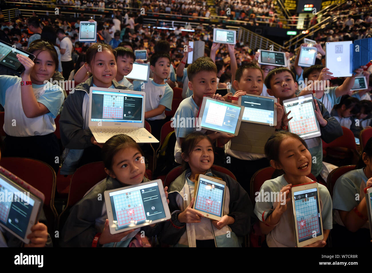 Hong Kong gli studenti mostrano I loro risultati di confronto contro un cinese a scacchi intelligenza artificiale (AI) sistema sul proprio ipad al cinese sfida di scacchi Foto Stock