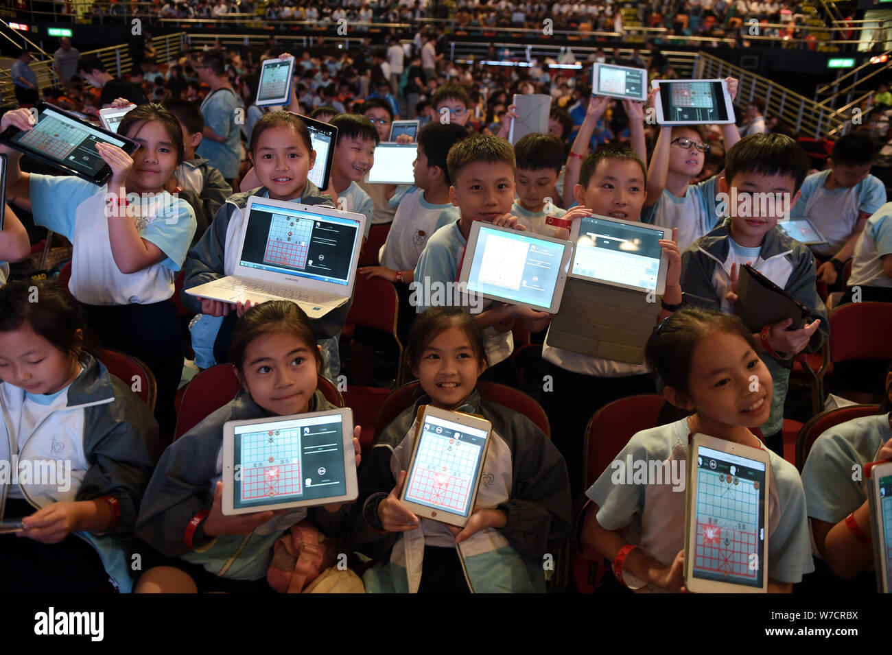 Hong Kong gli studenti mostrano I loro risultati di confronto contro un cinese a scacchi intelligenza artificiale (AI) sistema sul proprio ipad al cinese sfida di scacchi Foto Stock