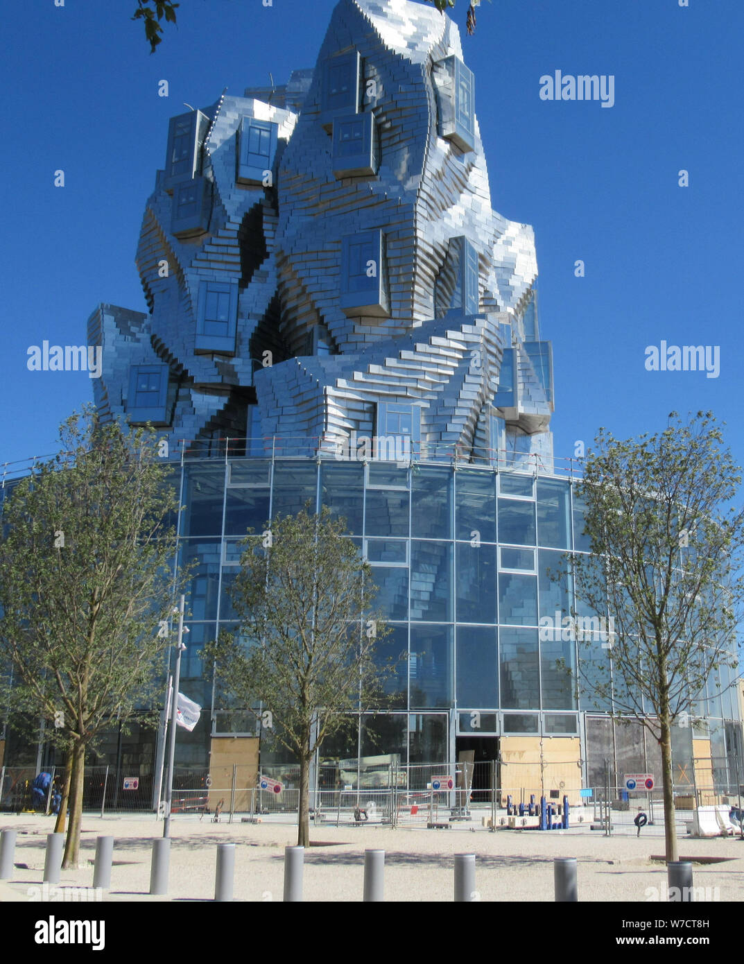 Il 10 luglio 2019, Francia, Arles: quello al Parc des ateliers di Arles. Il 56 metri di un alto edificio dall'American architetto F. O. Gehry con sale espositive, un cafe e ristorante sarà aperto in pochi mesi. Sarà allora composta di oltre 11.000 scatole di alluminio.(a dpa " da Van Gogh a Gehry: Donna Svizzera investe milioni in Arles') Foto: Sabine Glaubitz/dpa Foto Stock