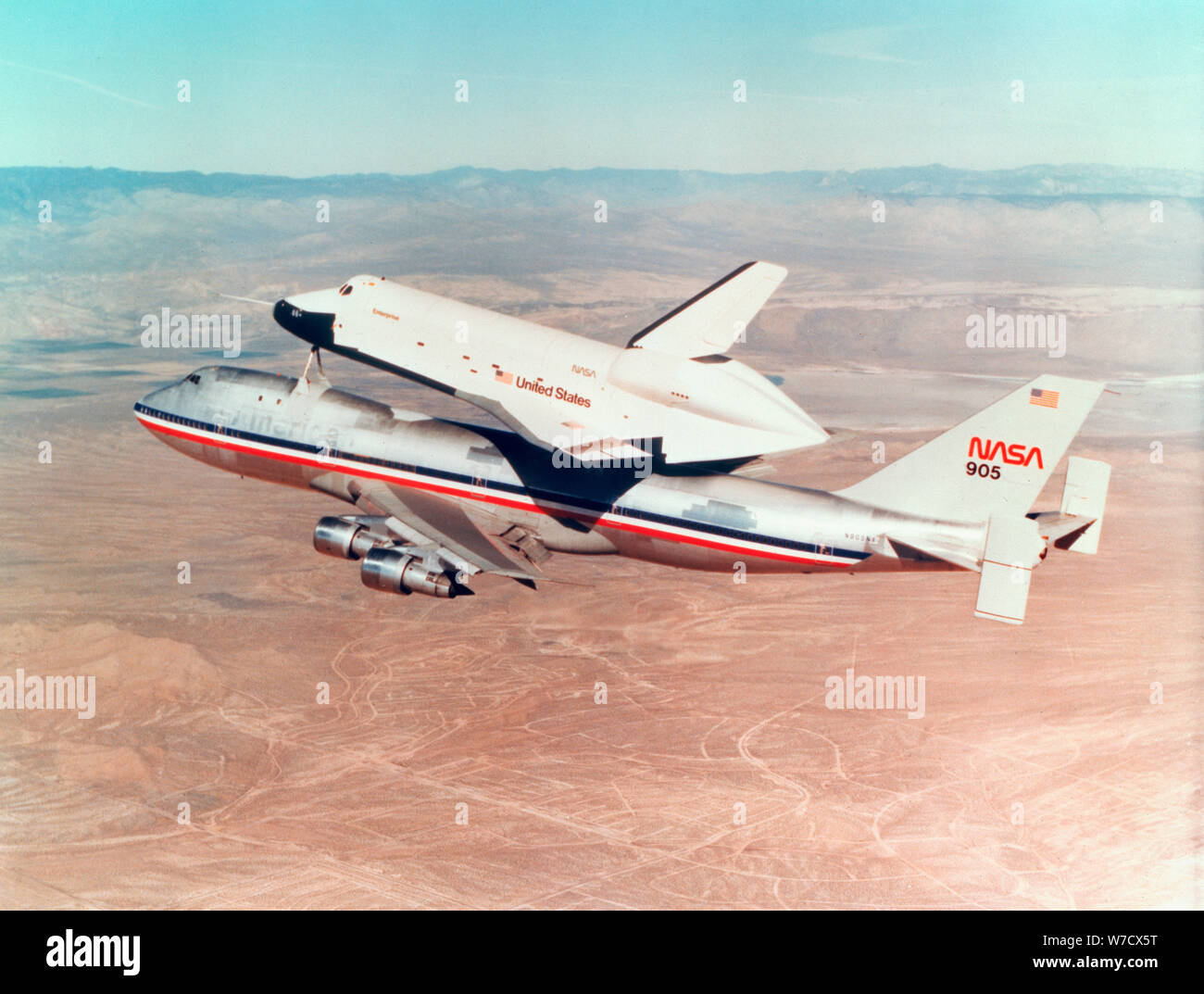 Lo Space Shuttle Orbiter montato sulla parte superiore di un Boeing 747 vettore aereo, 1977. Artista: sconosciuto Foto Stock