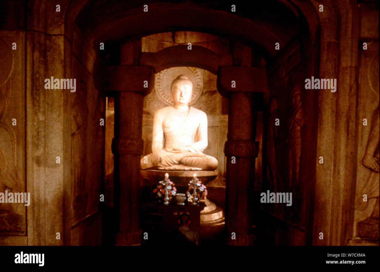 Santuario di Buddha, in una caverna di Sokkuram, vicino Kyongju, Corea del Sud. Artista: sconosciuto Foto Stock