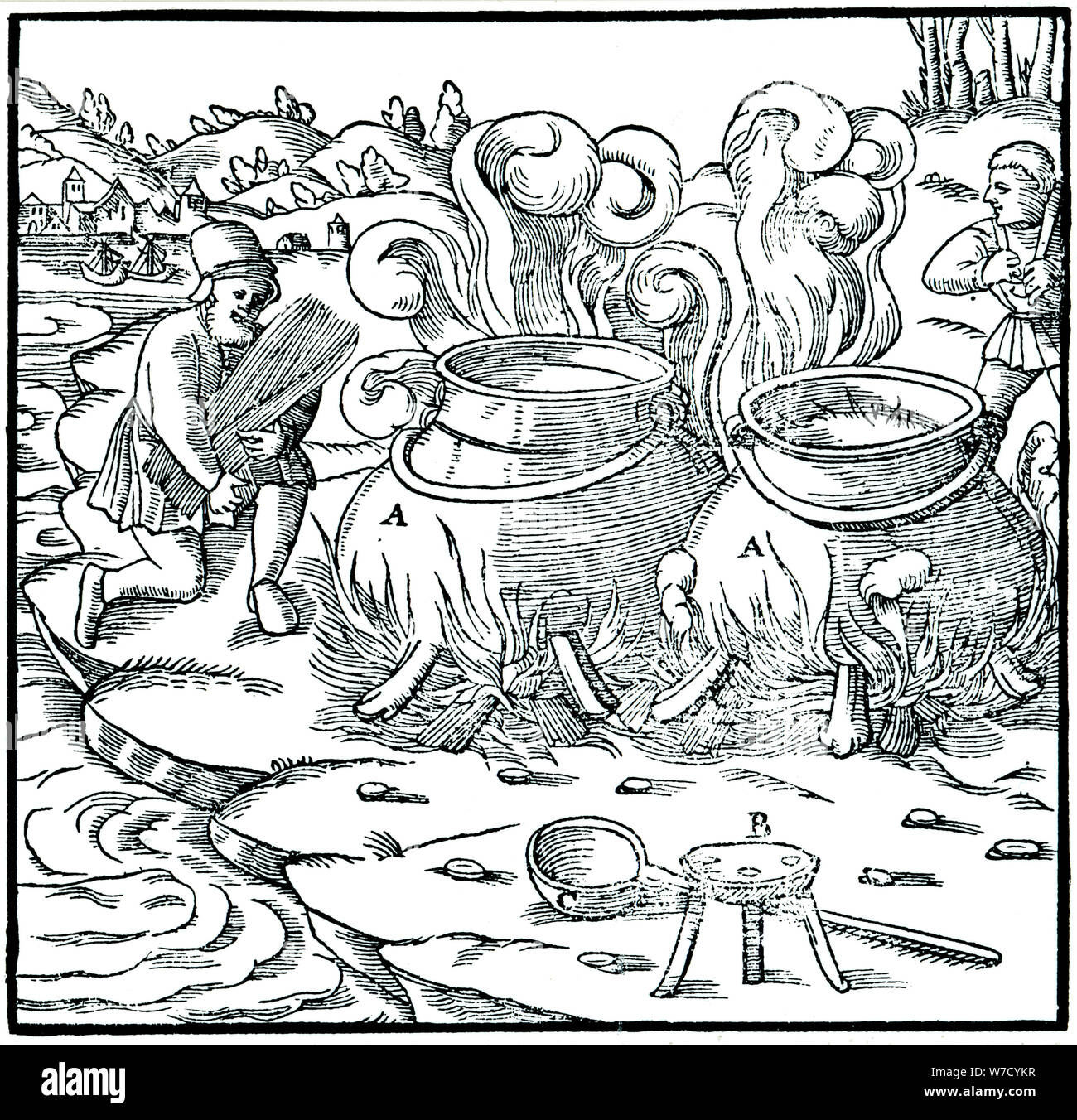 Evaporare l'acqua di mare in vasi di ferro per ottenere il sale, 1556. Artista: sconosciuto Foto Stock