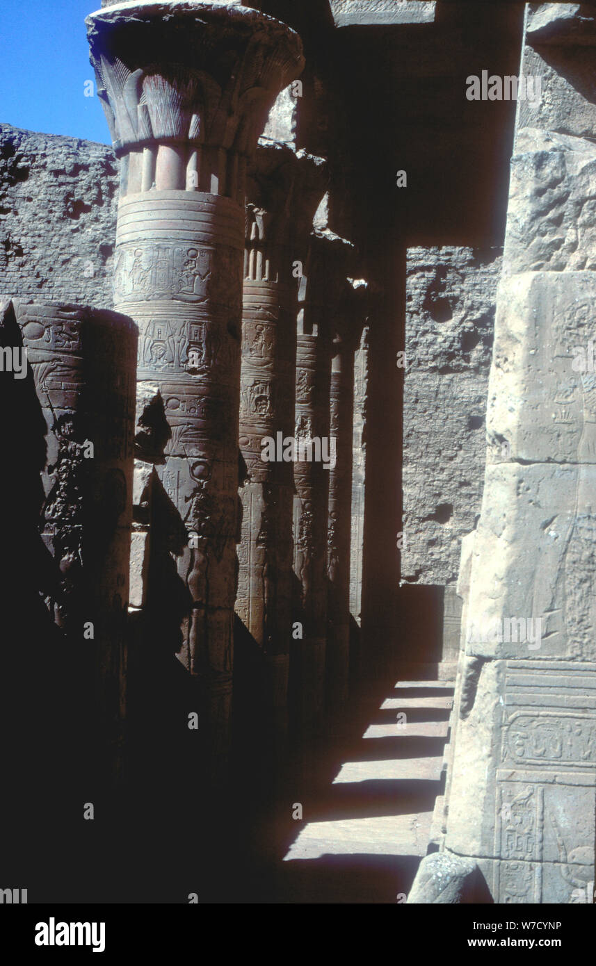 Lotus capitelli, Tempio di Horus Edfu, Egitto, periodo tolemaico, c251 BC-c246 BC. Artista: sconosciuto Foto Stock