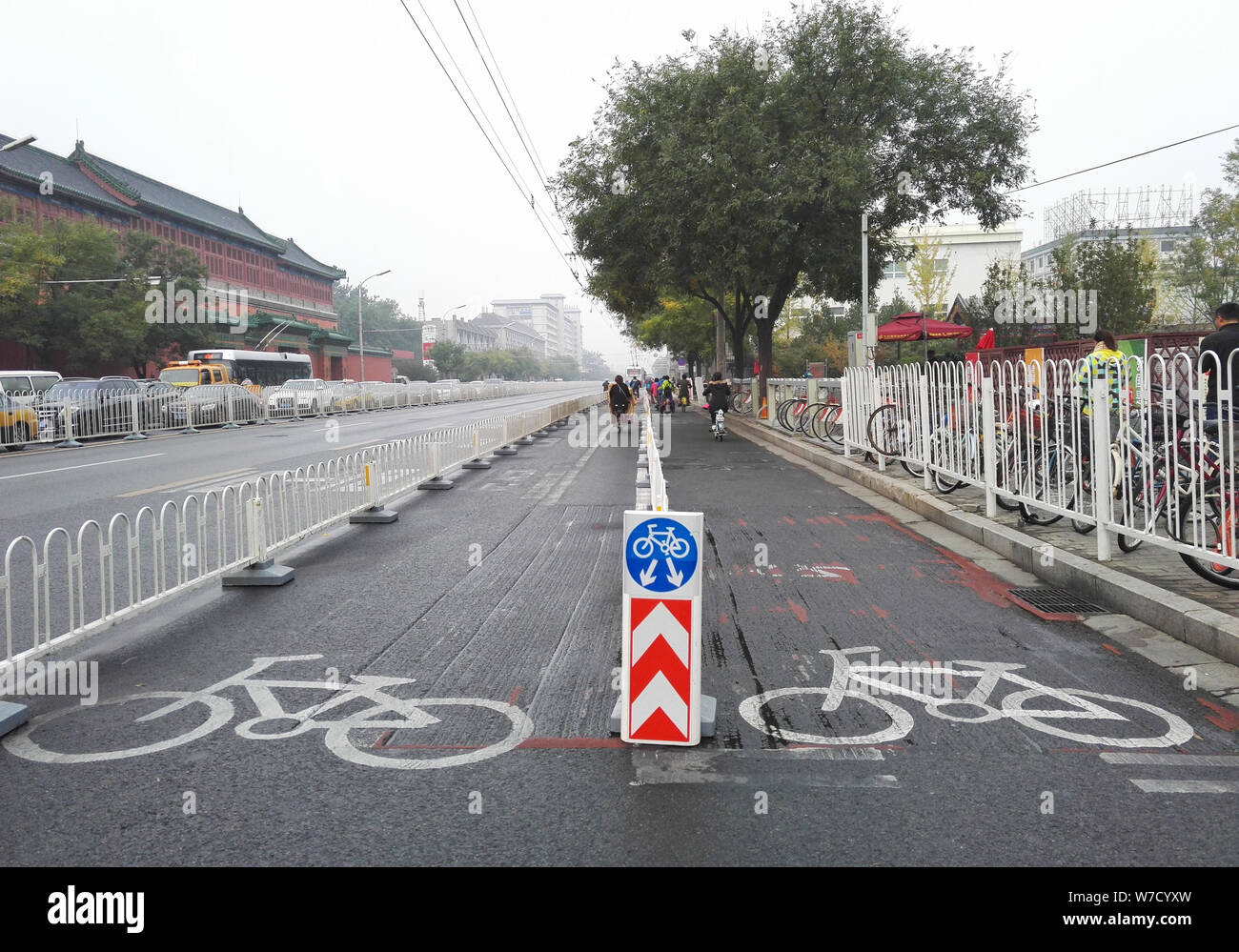 Vista della doppia corsie di bicicletta in una strada nei pressi di Beihai nord stazione sulla linea 6 della metro di Pechino, Cina, 25 ottobre 2017. Doppia corsie per biciclette Foto Stock