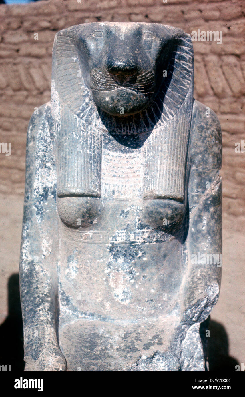 Dea Sekhmet con la testa di una leonessa, Tempio di Amon, Karnak, Egitto. Artista: sconosciuto Foto Stock