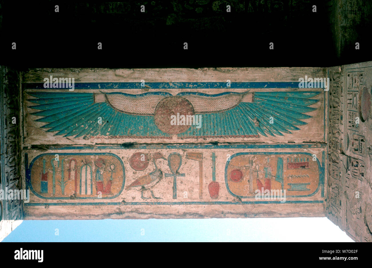 Cartouches al di sotto di un uraeus, Tempio mortuario di Ramesse III, Luxor, Egitto, c12th secolo. Artista: sconosciuto Foto Stock