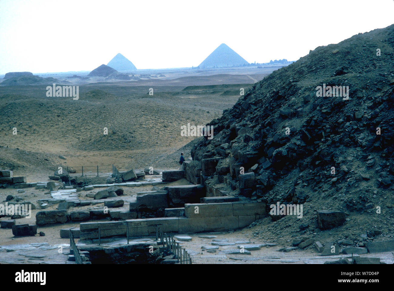 Vista verso sud dal Passo piramide in Dashur necropoli, Saqqara, Egitto. Artista: sconosciuto Foto Stock