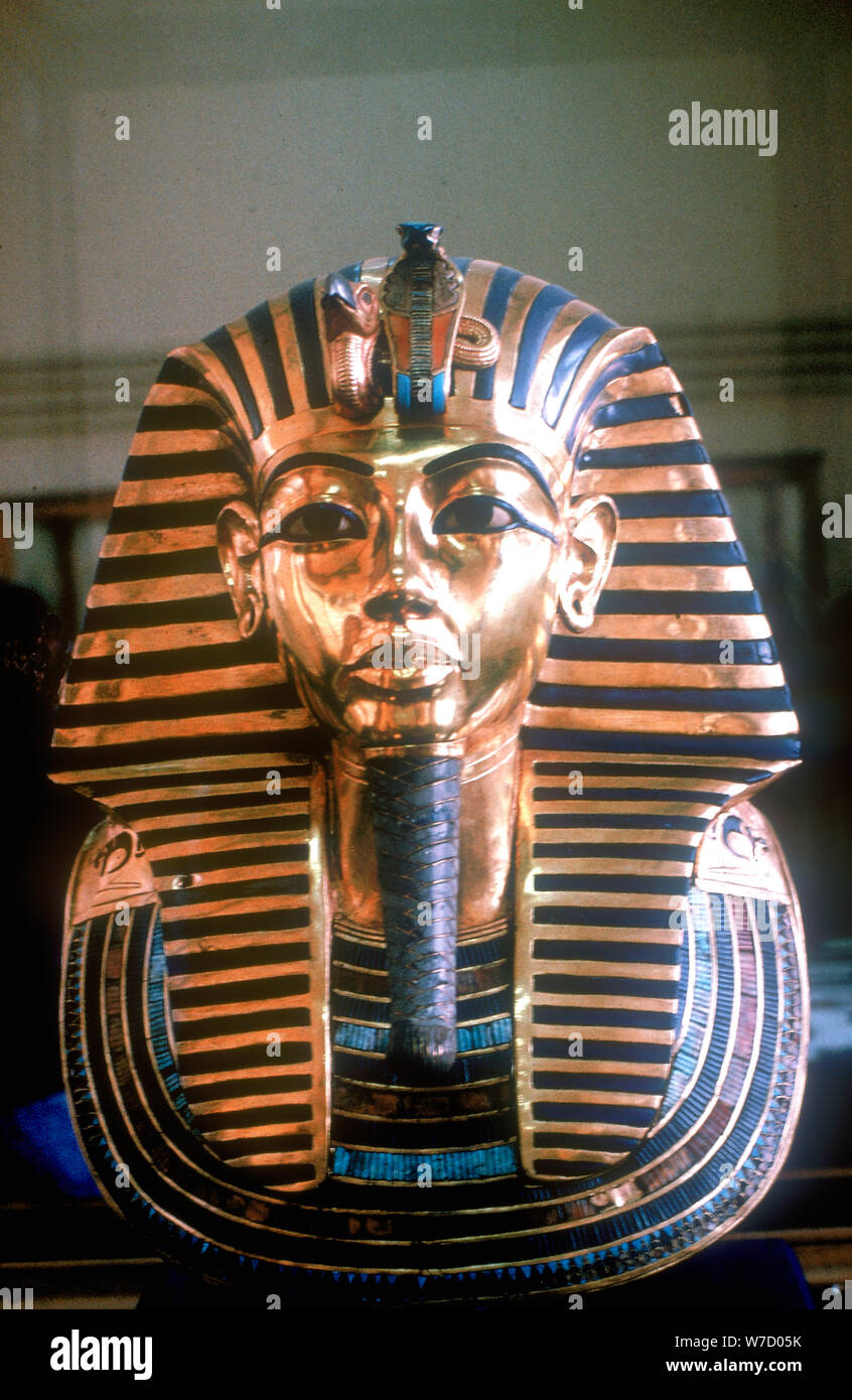 Maschera di oro di Tutankhamun sulla sua mummia-caso. Artista: sconosciuto Foto Stock