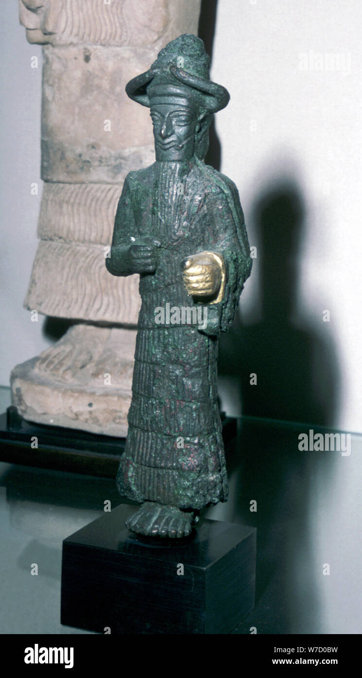 Statuina in bronzo del dio con la mano dorata, inizio secondo millennio A.C. Artista: sconosciuto Foto Stock