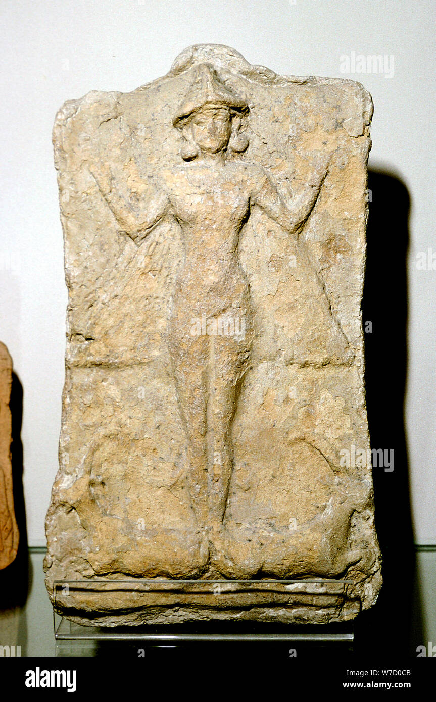 Rilievo in terracotta della dea Astarte (Inanna) in piedi su due animali. Artista: sconosciuto Foto Stock