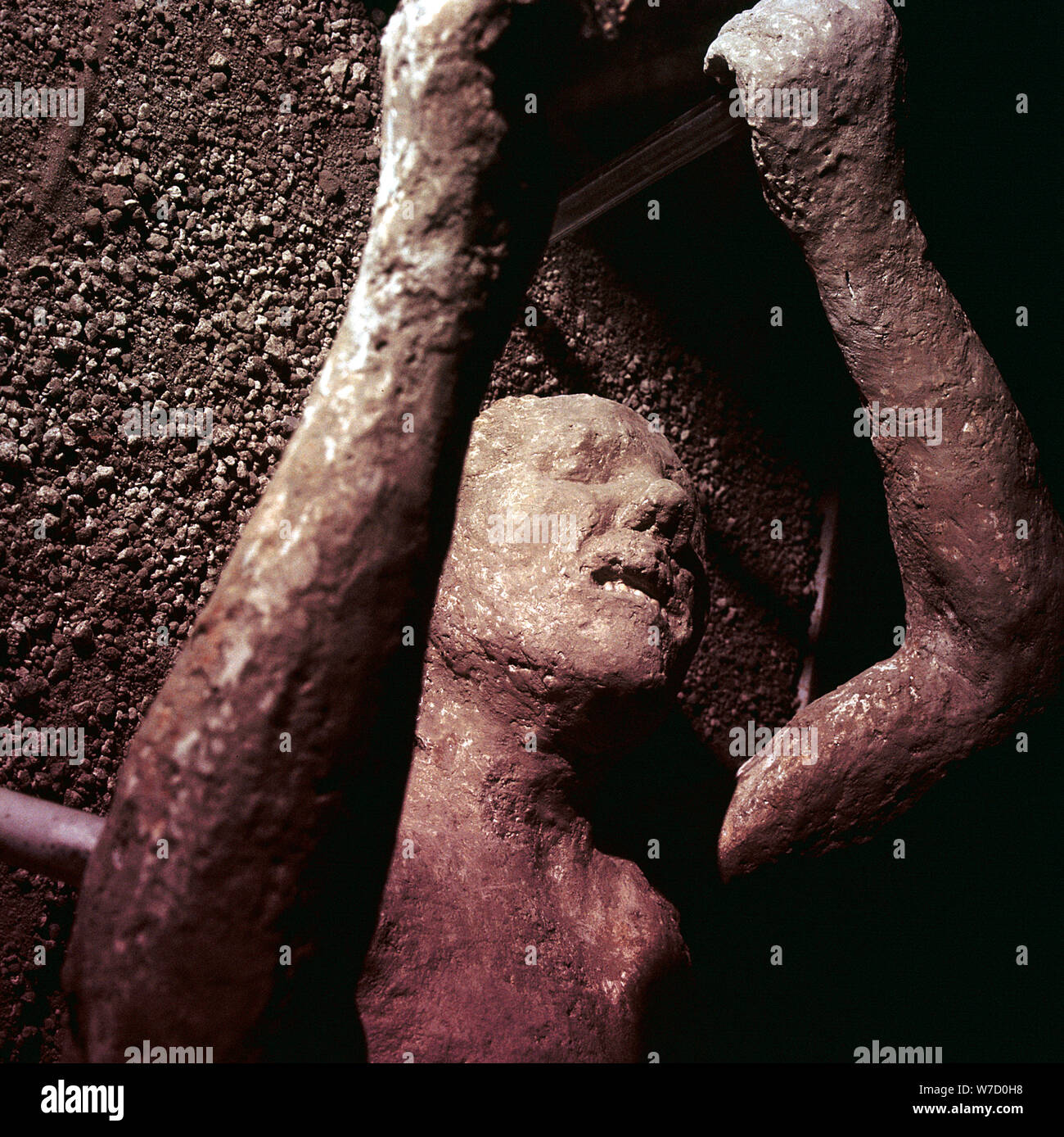 Calco in gesso di una vittima dell' eruzione del Vesuvio a Pompei in Italia. Artista: sconosciuto Foto Stock