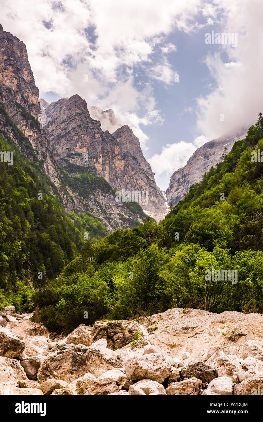 Montagne sopra il torrente Cimoliana nei pressi di Cimolais, Friuli Venezia Giulia, Italia Foto Stock