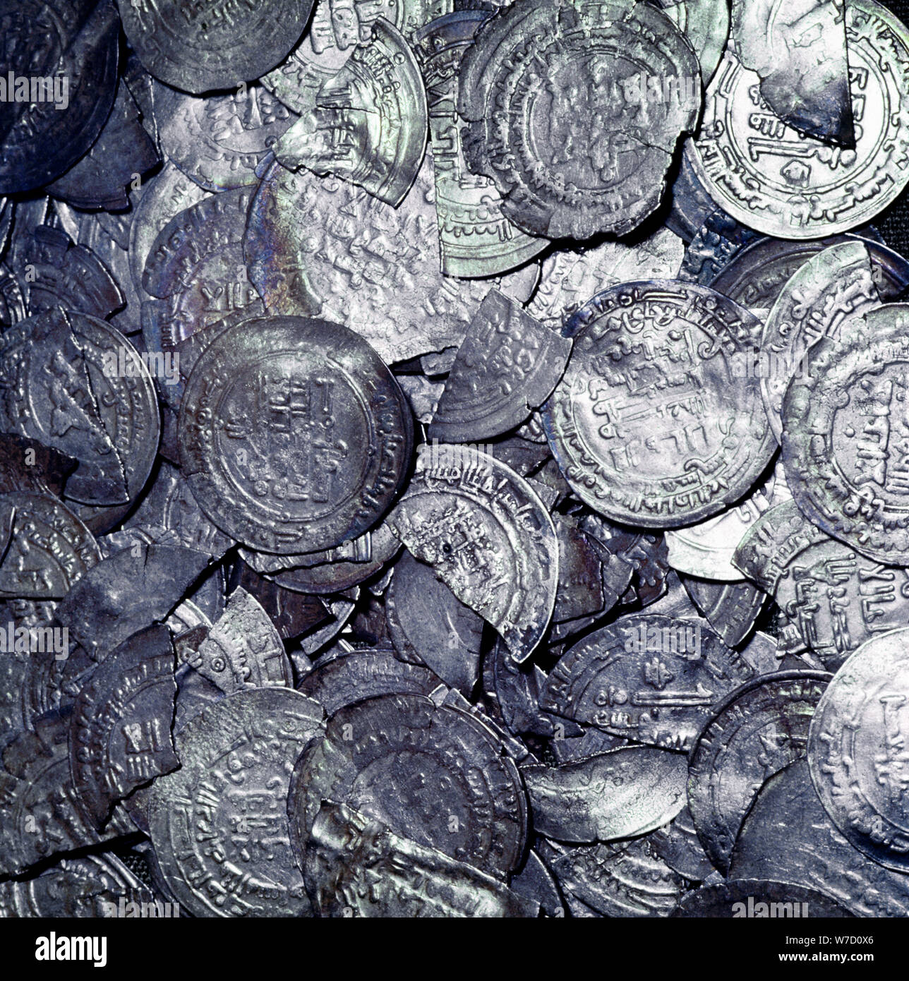 Tesoro di argento e monete in arabo da un grave Viking, Svezia, decimo secolo. Artista: sconosciuto Foto Stock