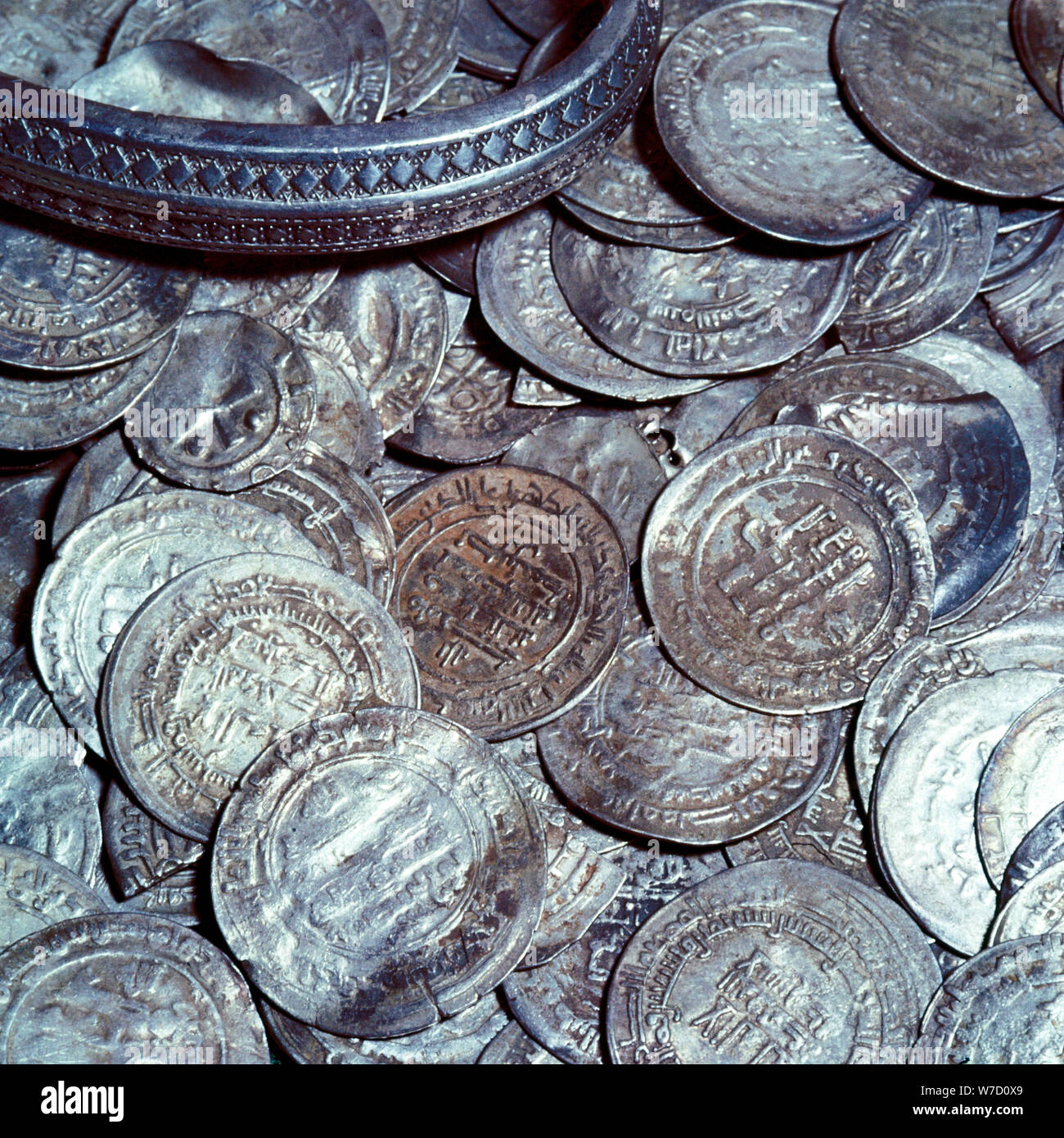 Tesoro di argento e monete in arabo da un grave Viking, Svezia, decimo secolo. Artista: sconosciuto Foto Stock