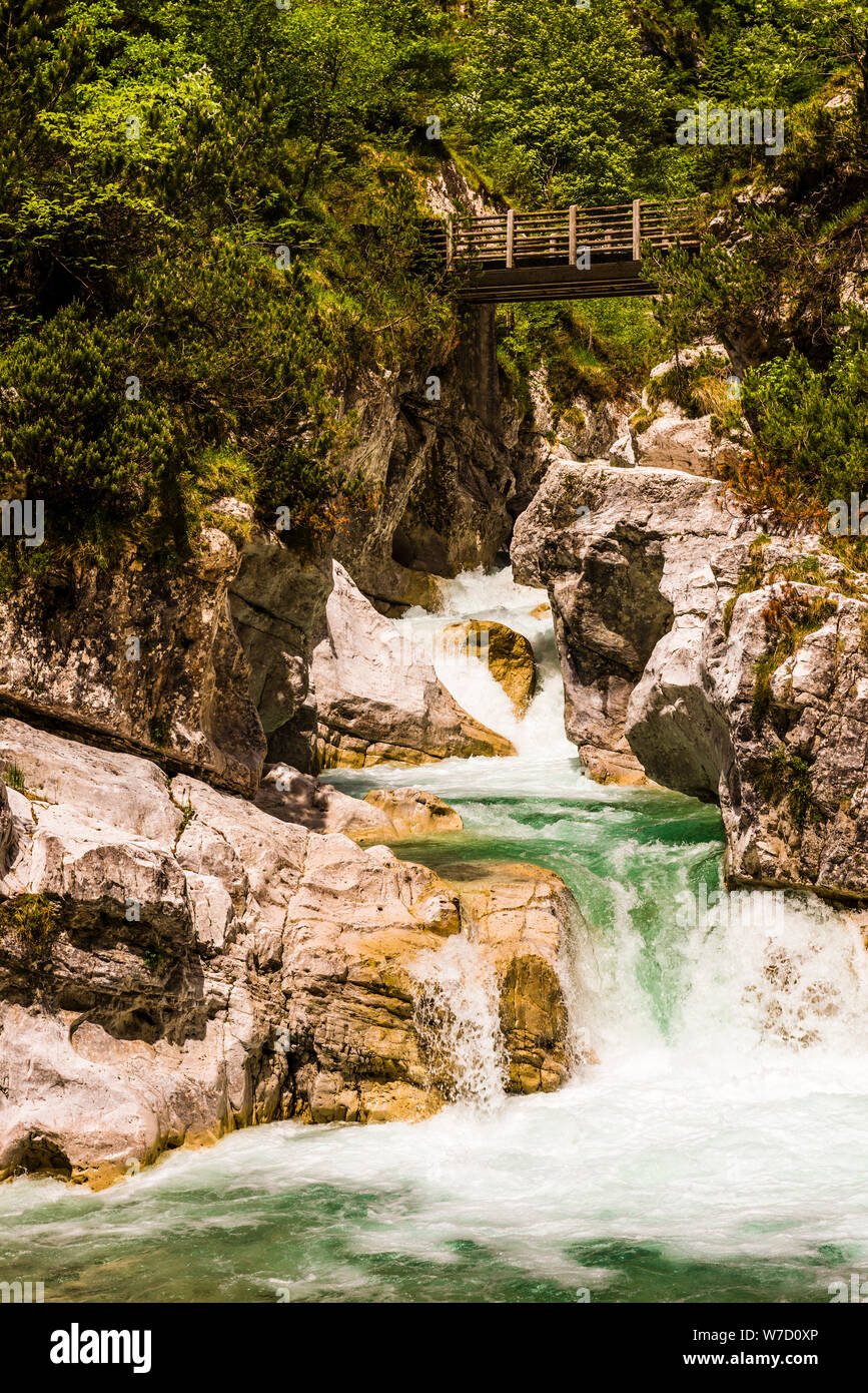 La cascata del torrente Cimoliana nei pressi di Cimolais, Friuli Venezia Giulia, Italia Foto Stock