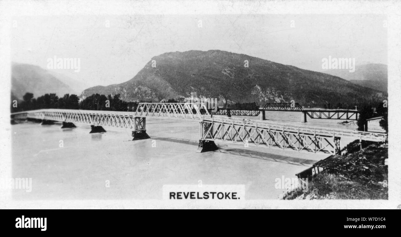 Ponte sul fiume Columbia, Revelstoke, British Columbia, Canada, c1920s. Artista: sconosciuto Foto Stock