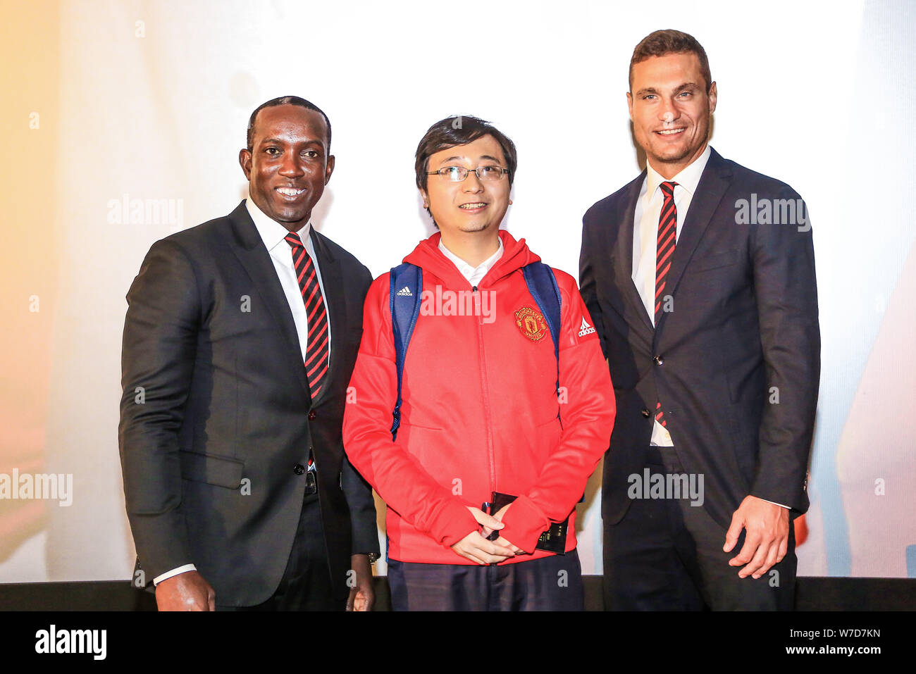 Ex Manchester United football stelle Nemanja Vidic, destra e Dwight Yorke, sinistra, posano con una ventola durante un evento di screening per il film 'Kingsman Foto Stock