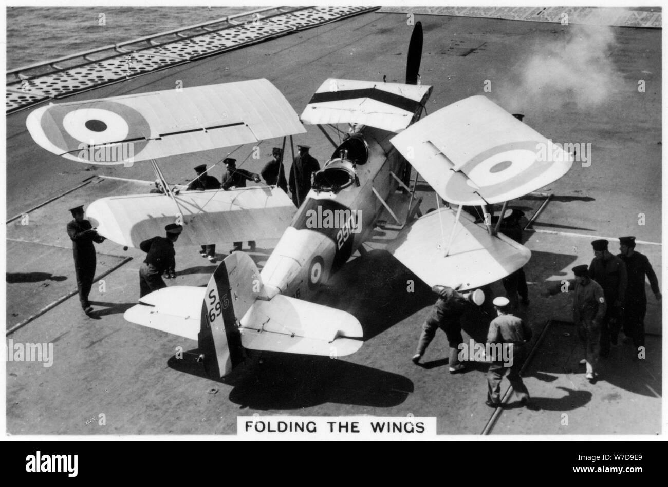 Hawker Osprey sul ponte della portaerei HMS " Eagle ", 1937. Artista: sconosciuto Foto Stock