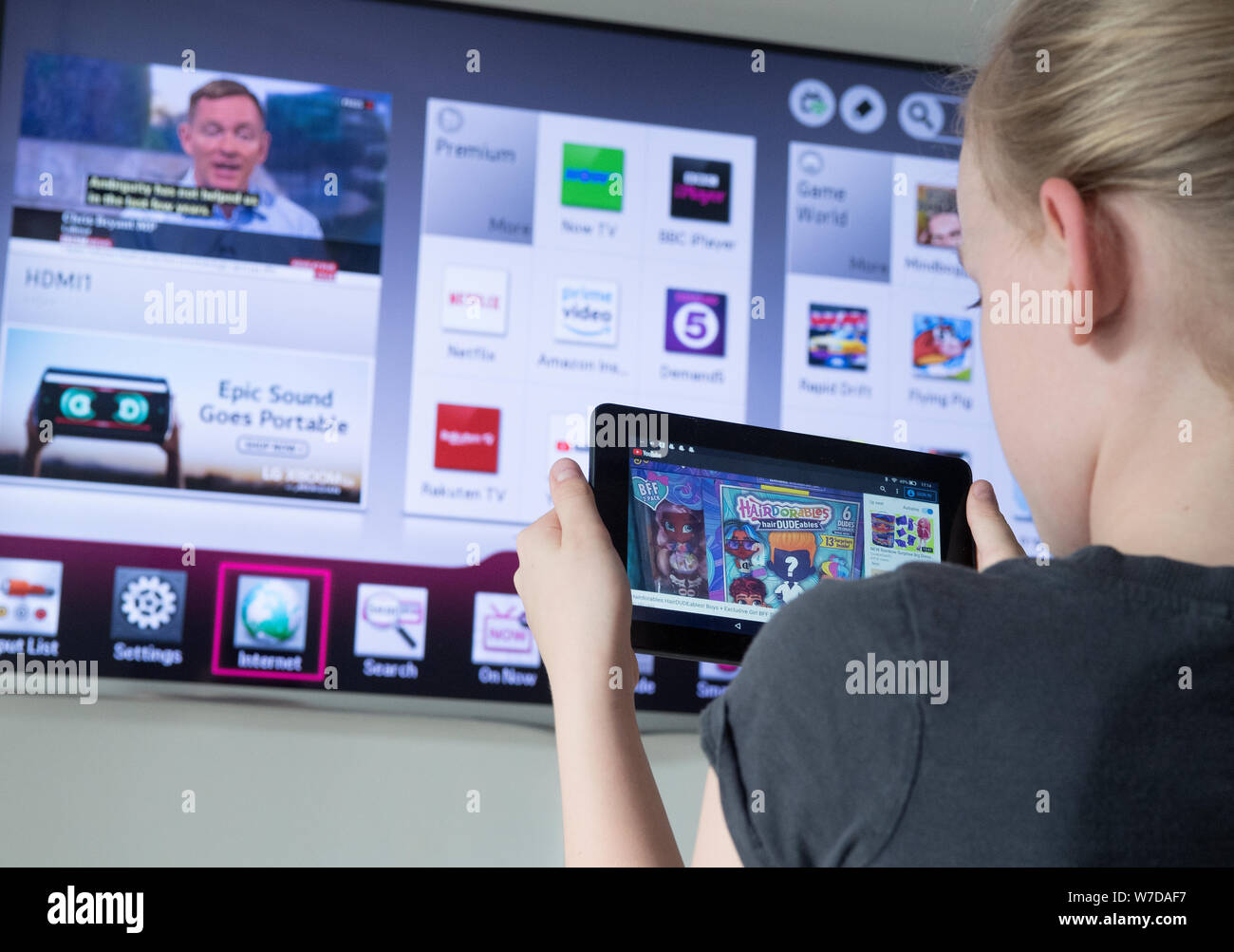Youtubem, Smart tv e SkyGo app ti permette di guardare la televisione  canali ovunque Foto stock - Alamy