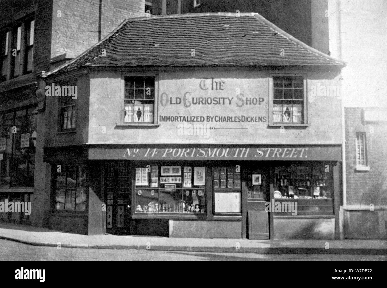 Il vecchio negozio di curiosità, 13 Portsmouth Street, Kingsway, Londra, c1920. Artista: sconosciuto Foto Stock