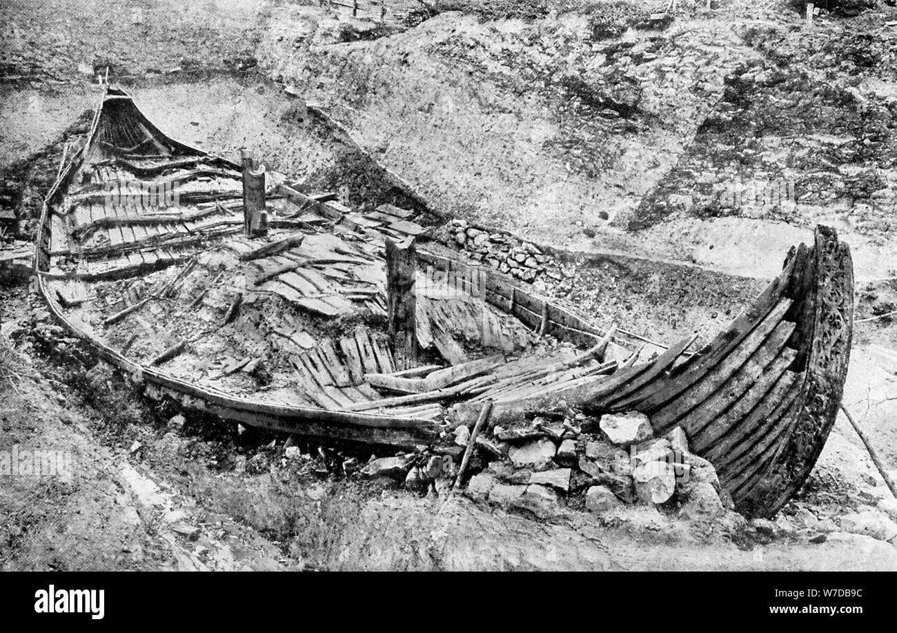 Vista di poppa del Oseberg Viking Ship dopo mesi di scavo, Norvegia, c1904-1905. Artista: sconosciuto Foto Stock