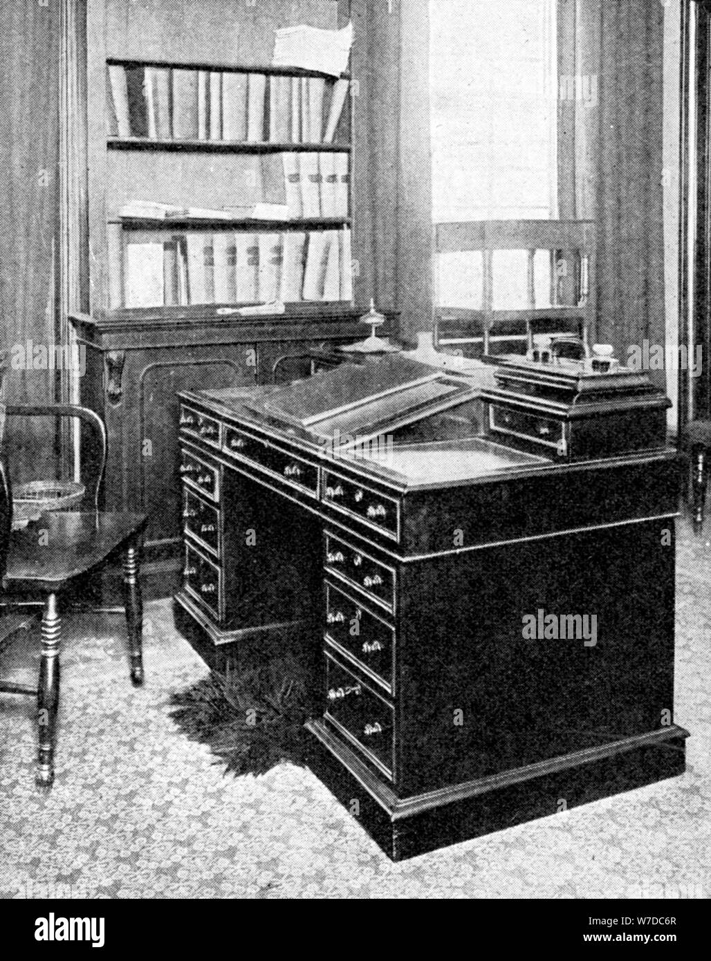 Poltrona e scrivania di Charles Dickens, utilizzato a Gadshill, 1923.Artista: Collezione Rischgitz Foto Stock